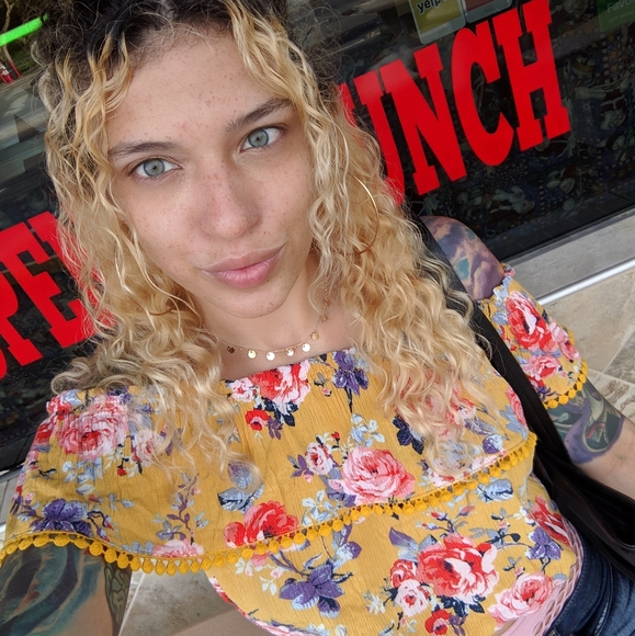 Meet your Posher, Deanna - Picture 1 of 2